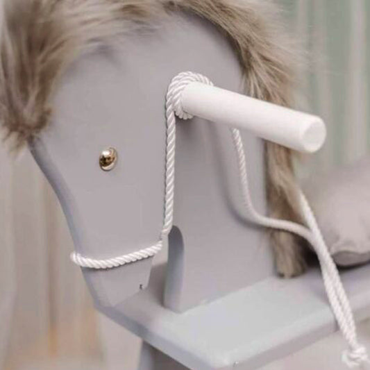 Cavalo Branco/Cinza com crina e rabo de pelo curto