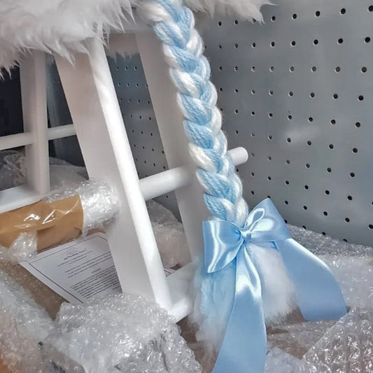 Cavalo branco com cabelo entrançado branco/azul e manta de pelo