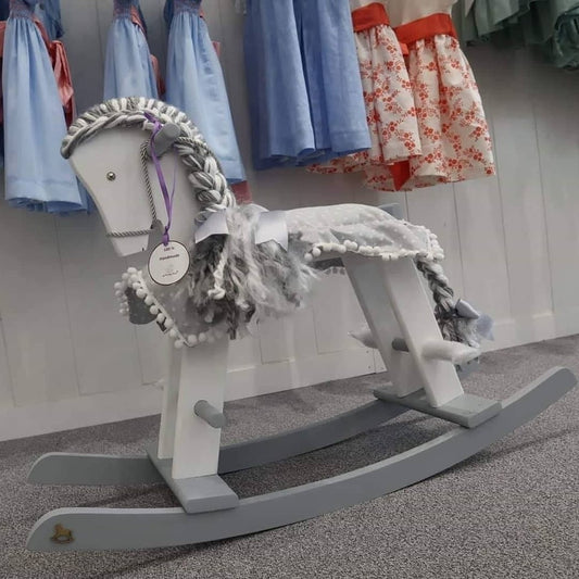 Cavalo Branco/Cinza crina e rabo entrançados e manta cinza de Estrelas