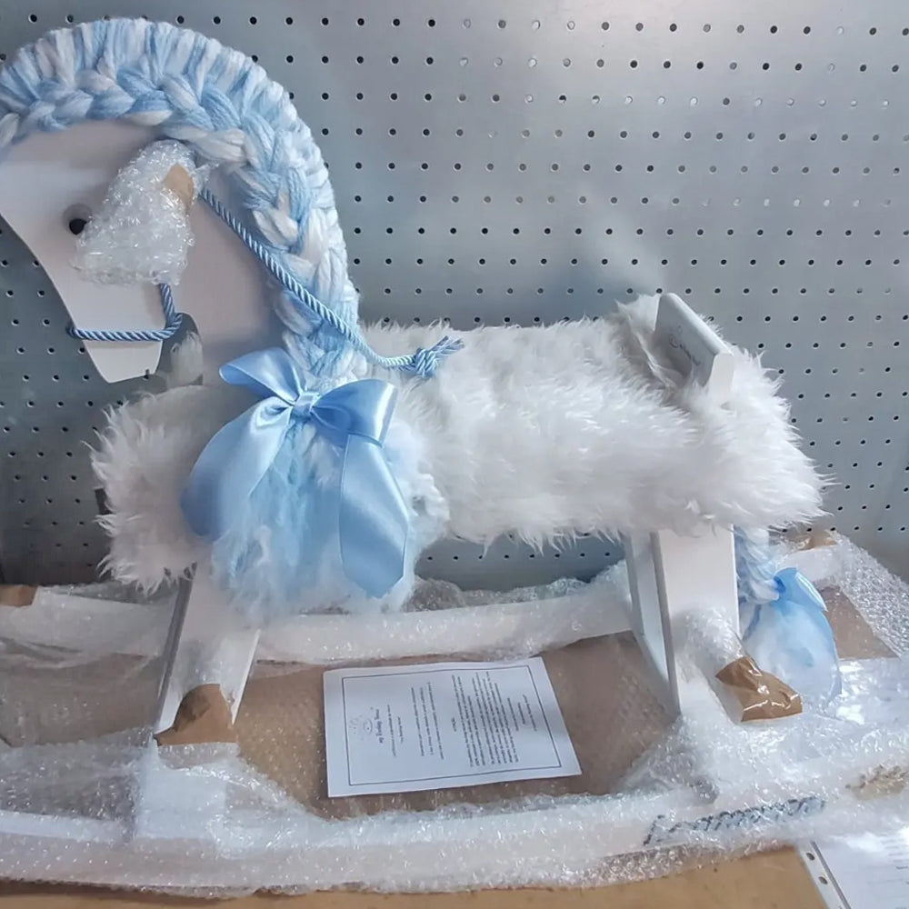 Cavalo branco com cabelo entrançado branco/azul e manta de pelo