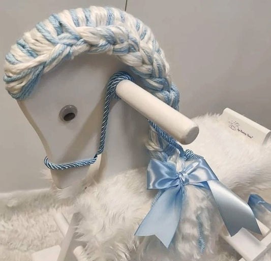 Cavalo branco com cabelo entrançado branco/azul e manta de pelo